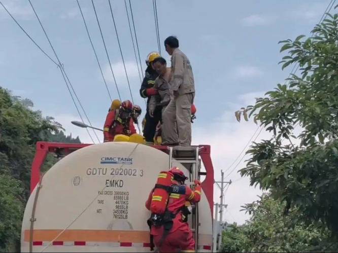 英雄无悔，90后民警油罐车内英勇救援，不幸牺牲