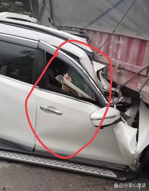 小货车撞破墙体车身悬空险坠楼