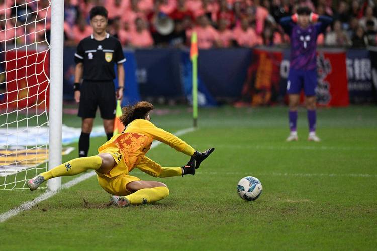 南通队长射失点球情绪崩溃，泪洒赛场