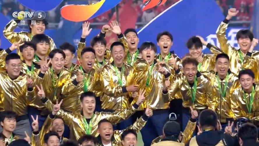 泰州队夺冠荣耀瞬间，手捧奖杯的合影纪念