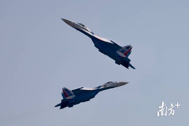 俄勇士飞行表演队炫特技“落叶飘”