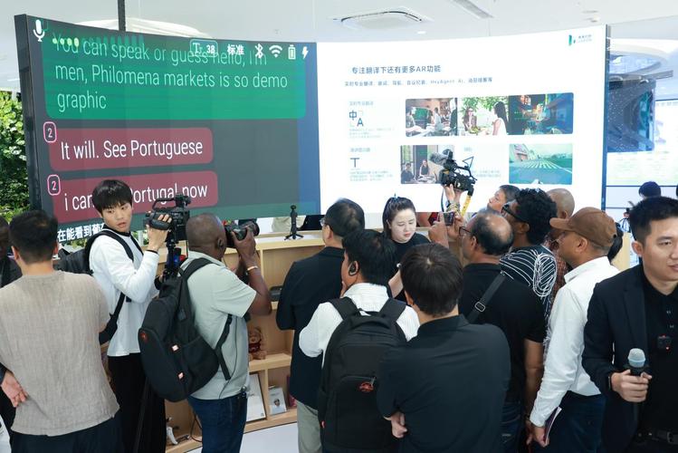 中国记者用智能眼镜拍联合国记者会