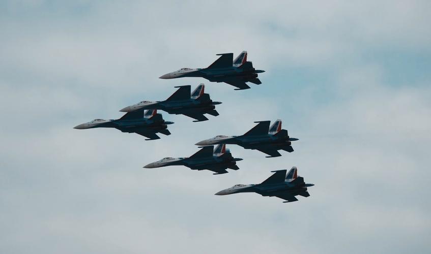 俄勇士飞行表演队特技落叶飘惊艳展示