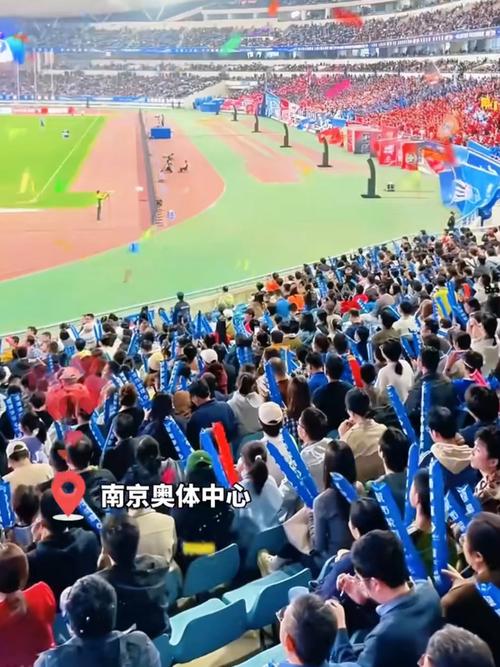 泰州队队员夺冠后手捧奖杯合影