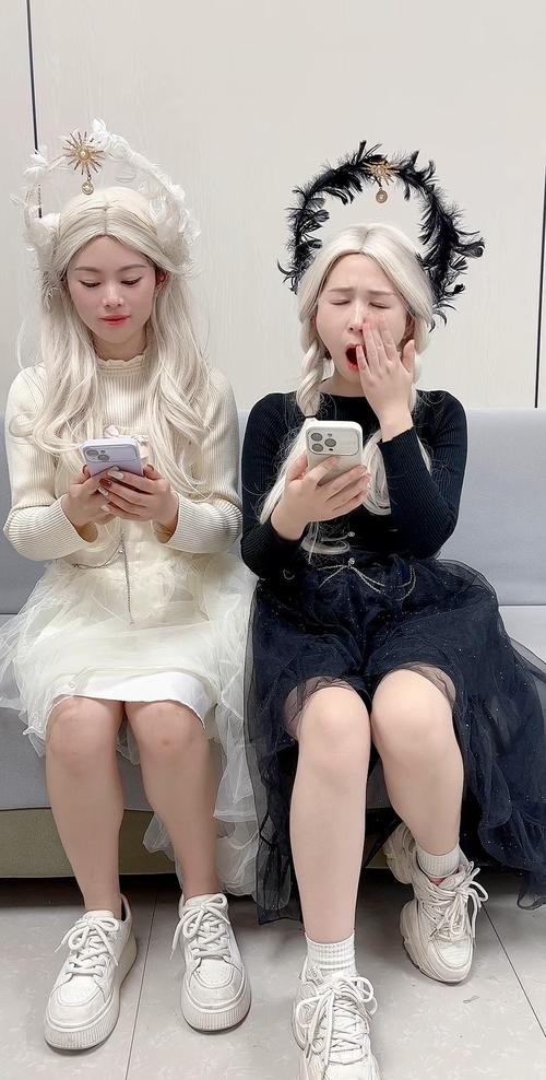 双胞胎姐妹玩石头剪刀布默契度100%