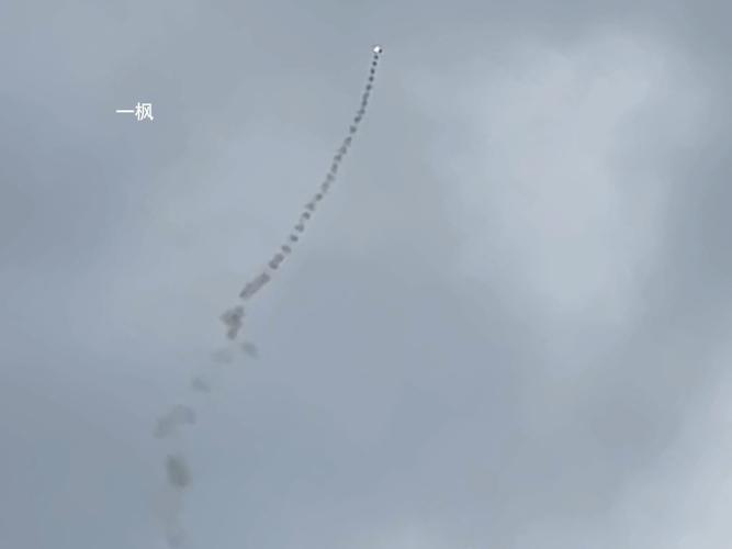 网友把神二十一发射拍成“窜天猴”