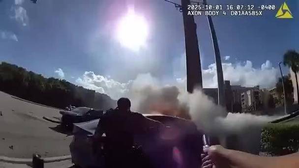 特斯拉车祸致五人死亡，车门无法打开引发悲剧