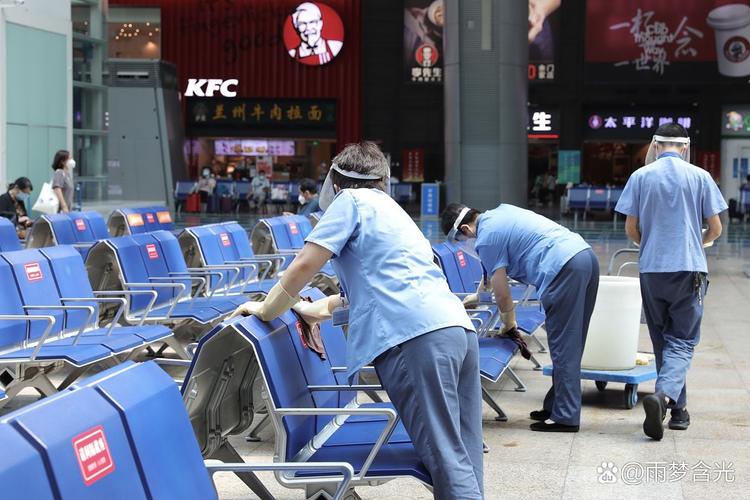 合肥站保洁员认真擦座椅意外走红