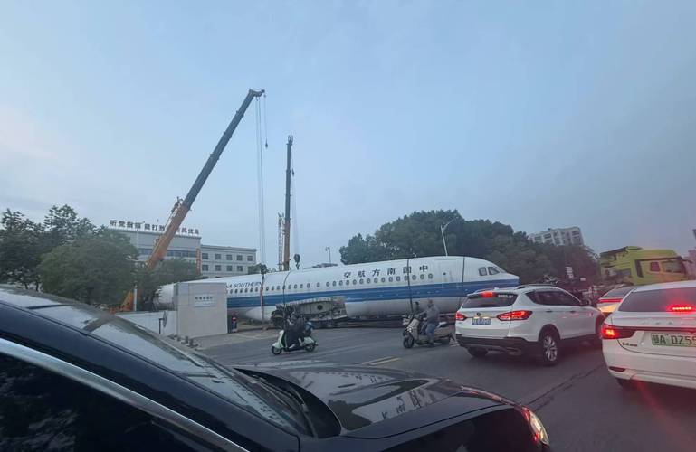 武汉街头惊现飞机，官方作出回应