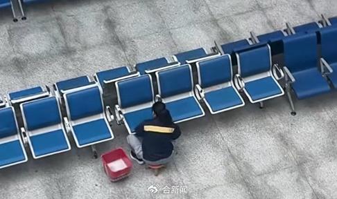 合肥站保洁员座椅擦拭细节走红