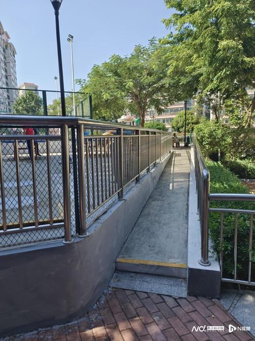 滕王阁一入口石墩密集轮椅无法进出