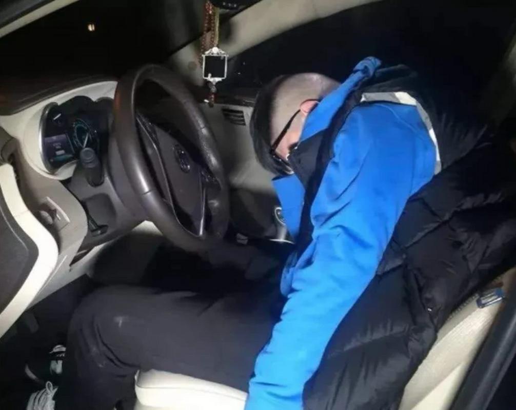 醉驾男子车内酣睡 醒来发现在河中