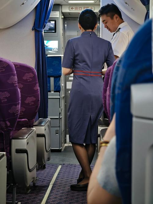 山航空姐穿上羊毛衫制服了