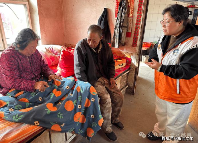 单亲妈妈手脚残疾 用嘴绣鞋垫养家