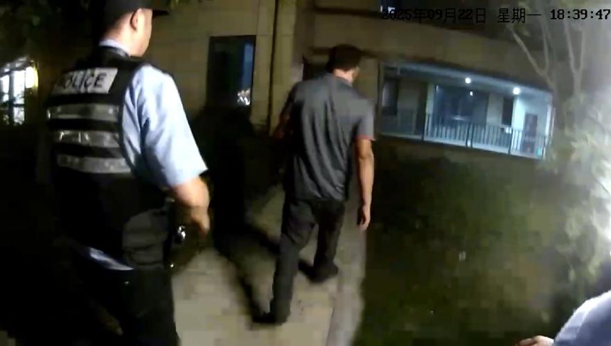 女子带快递纸盒买黄金 店员立即报警