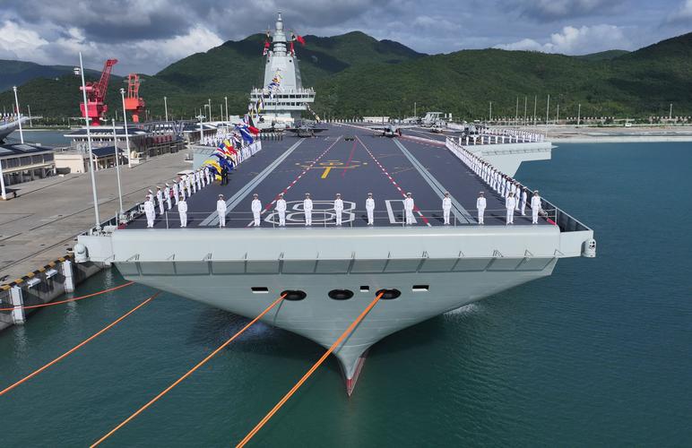 福建舰正式入列启航