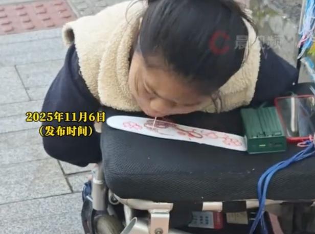 单亲妈妈手脚残障，用嘴绣鞋垫撑起家庭重担