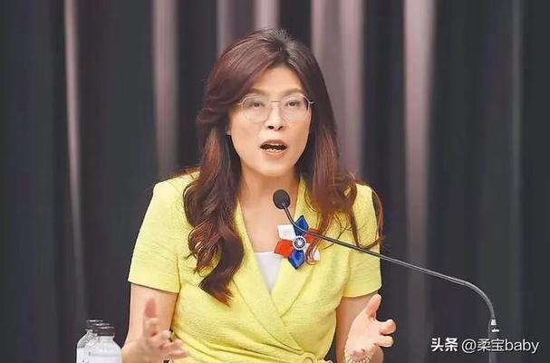 郑丽文祭拜吴石将军 鞠躬献花