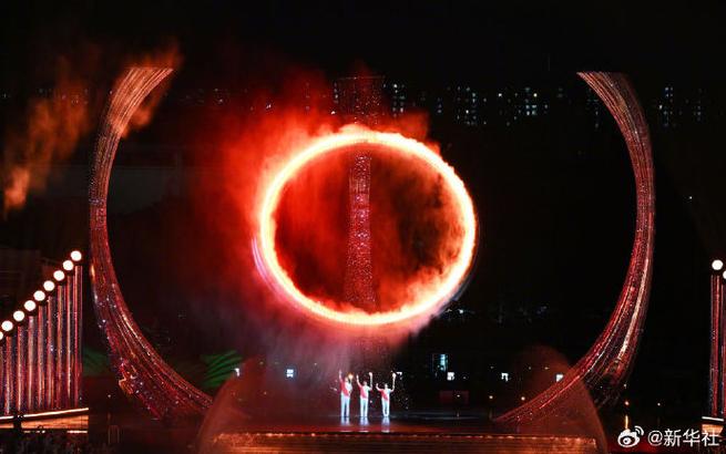 粤港澳火炬手共同点燃全运会主火炬