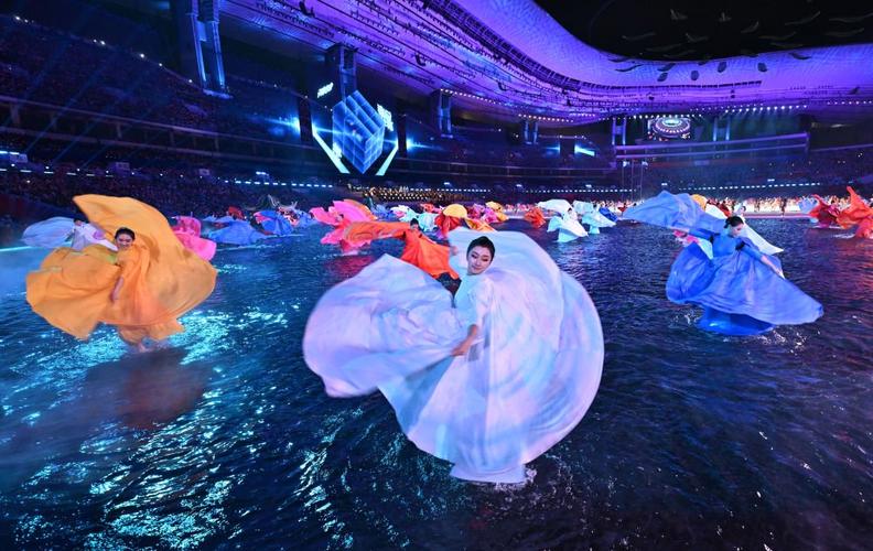 全运会开幕式，观众热情欢呼，声浪滔天盛典启幕