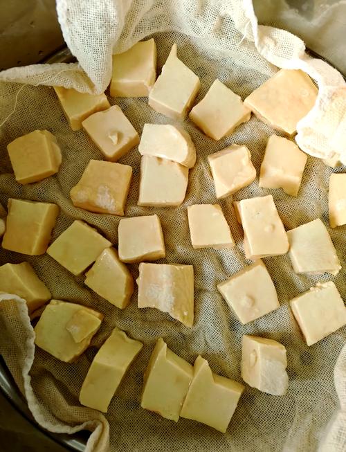 网购豆腐乳里现多条蛆虫蠕动