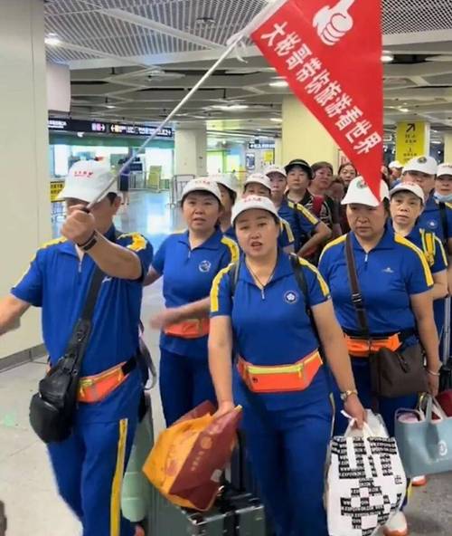 暴走团现身香港 放音乐打扰其他游客