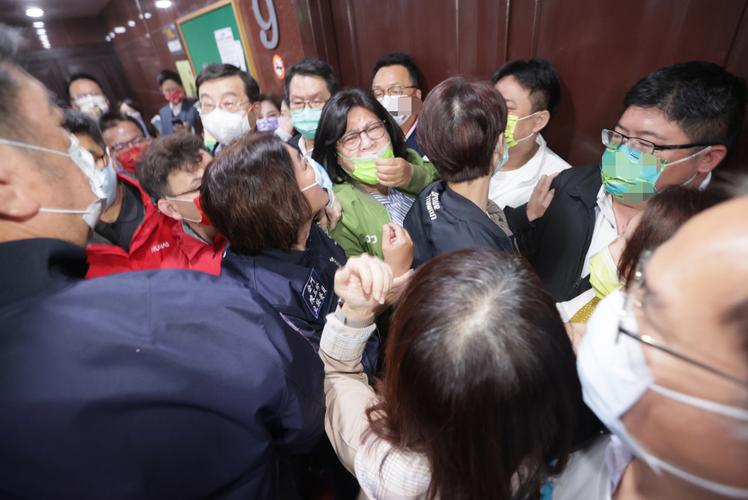 高雄市议会蓝绿民代爆发激烈冲突