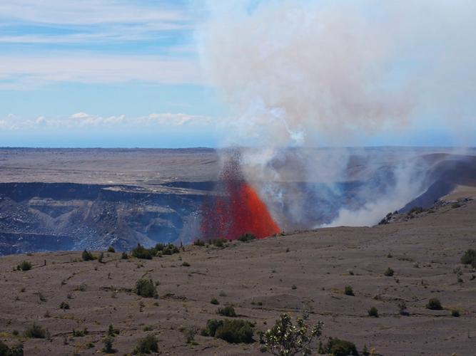 夏威夷火山喷发现火龙卷奇观