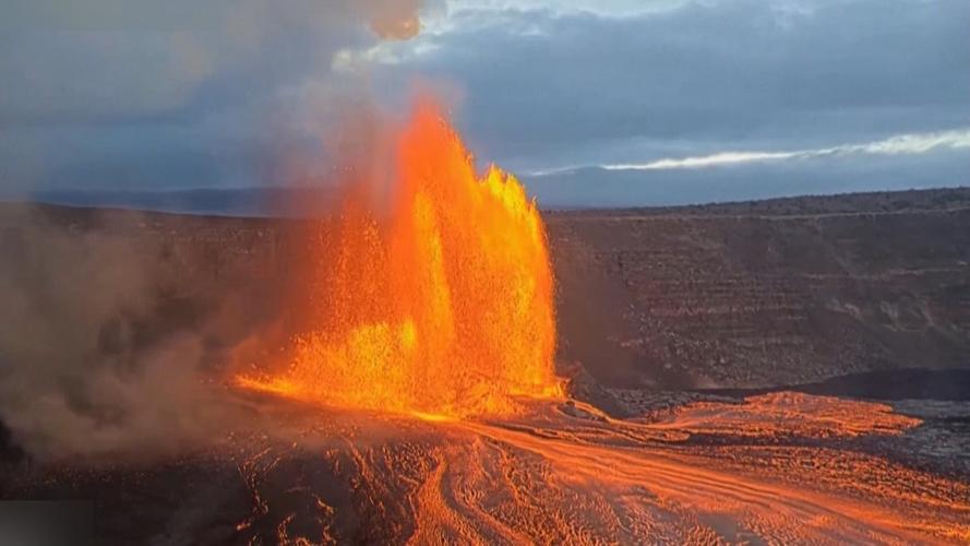 夏威夷火山喷发 出现“火龙卷”奇观