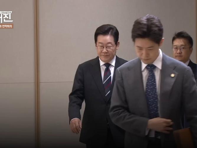 李在明开会时3名官员轮流自拍
