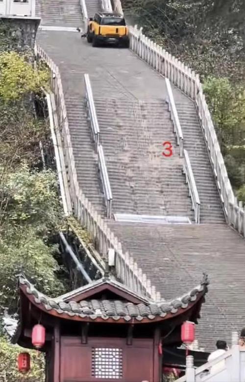奇瑞致歉，天门山天梯护栏被撞坏