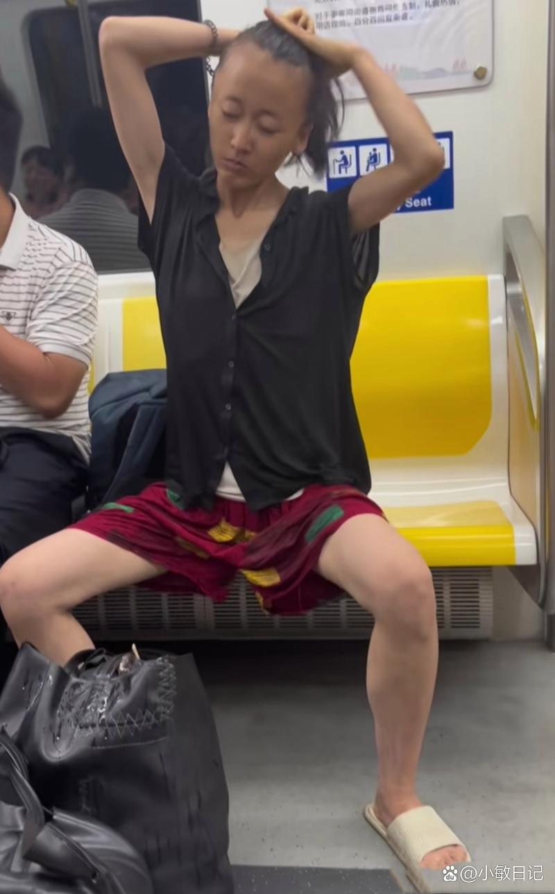 男子地铁站大便事发地成打卡点