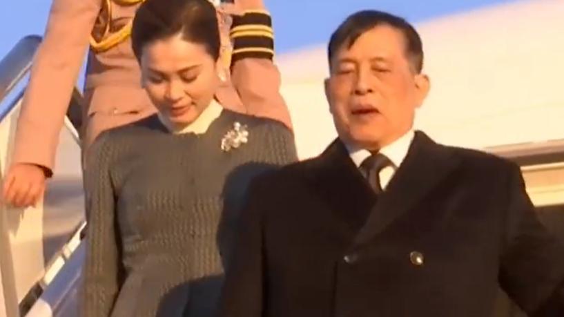 泰国国王王后抵京 王毅机场迎接