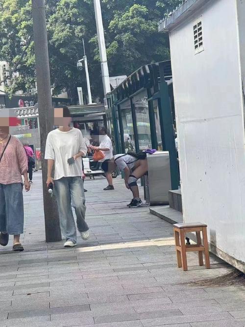 男子地铁站大便事发地成打卡点