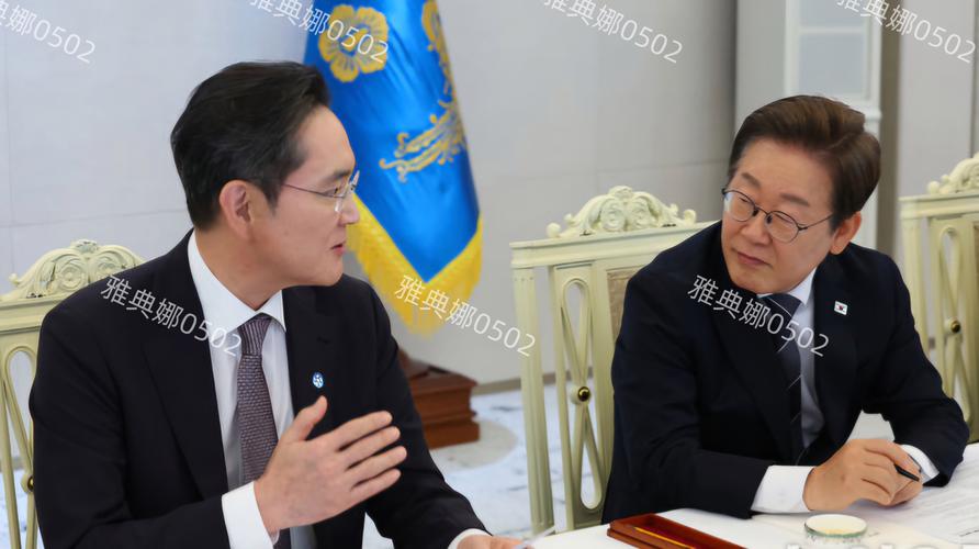 李在明开会时3名官员轮流自拍