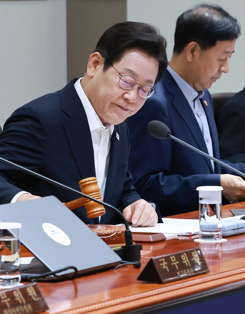 李在明开会现场官员轮流自拍引发关注
