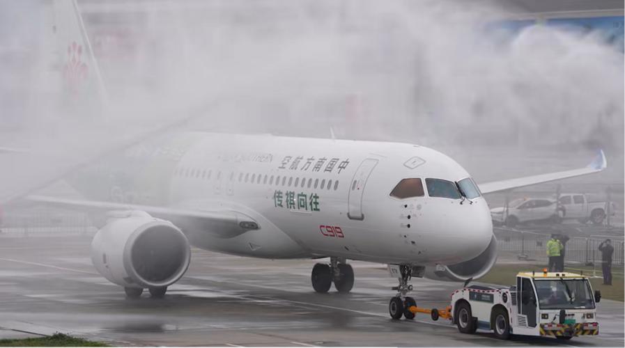 南航C919飞抵阿联酋参加航展亮相活动