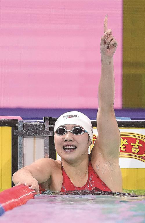 陈露颖勇夺200米蝶泳冠军