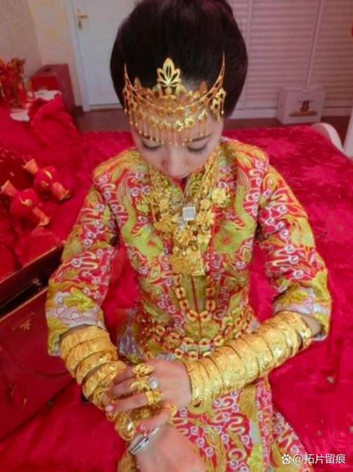 女子即将结婚 父母取出封存的女儿红
