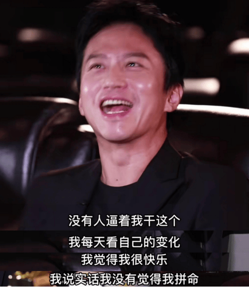 邓超走红毯帮观众捡水