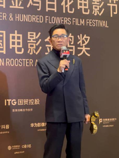袁富华荣获金鸡奖最佳男配角奖
