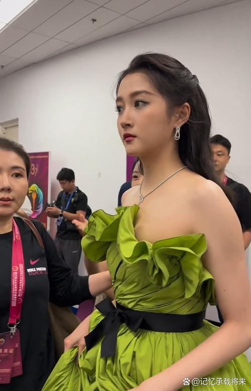 关晓彤陈都灵金鸡奖红毯同框