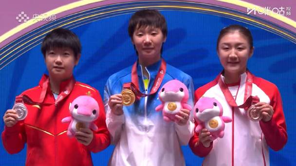 王曼昱、孙颖莎、陈梦荣耀领奖，三人合影留念！