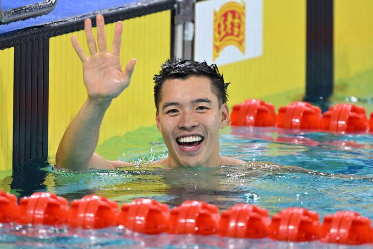 何甄陶勇夺男子50米自由泳金牌