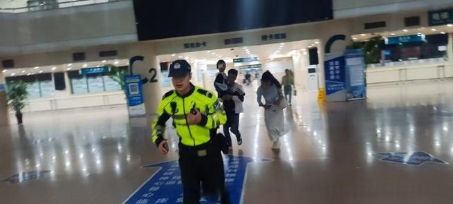 警员怀抱婴儿飞奔，三分钟紧急送医