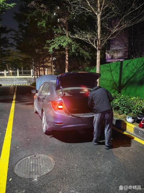 男子新车遭大爷刮擦胡同内