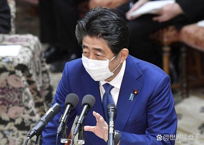 日本官员低头听中方讲话