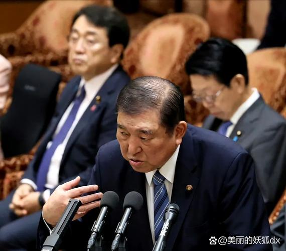 日本官员低头听中方讲话