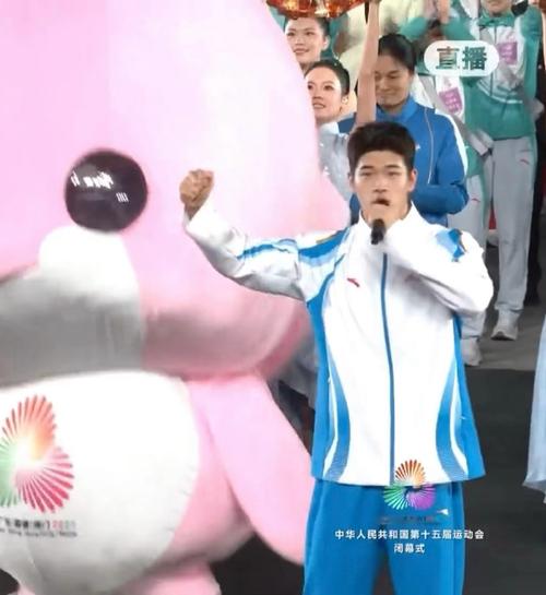 马龙苏炳添闭幕式同框唱歌
