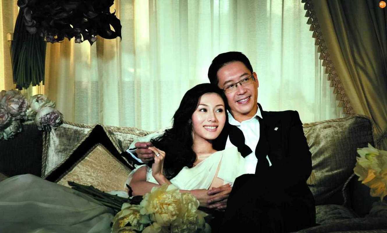 李嘉欣晒与许晋亨合照庆祝结婚17年